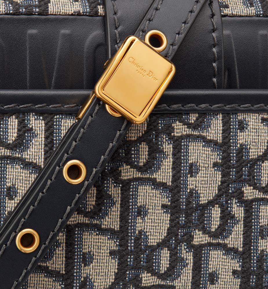 2025 Bag 30 MONTAIGNE EAST-WEST BAG WITH CHAIN