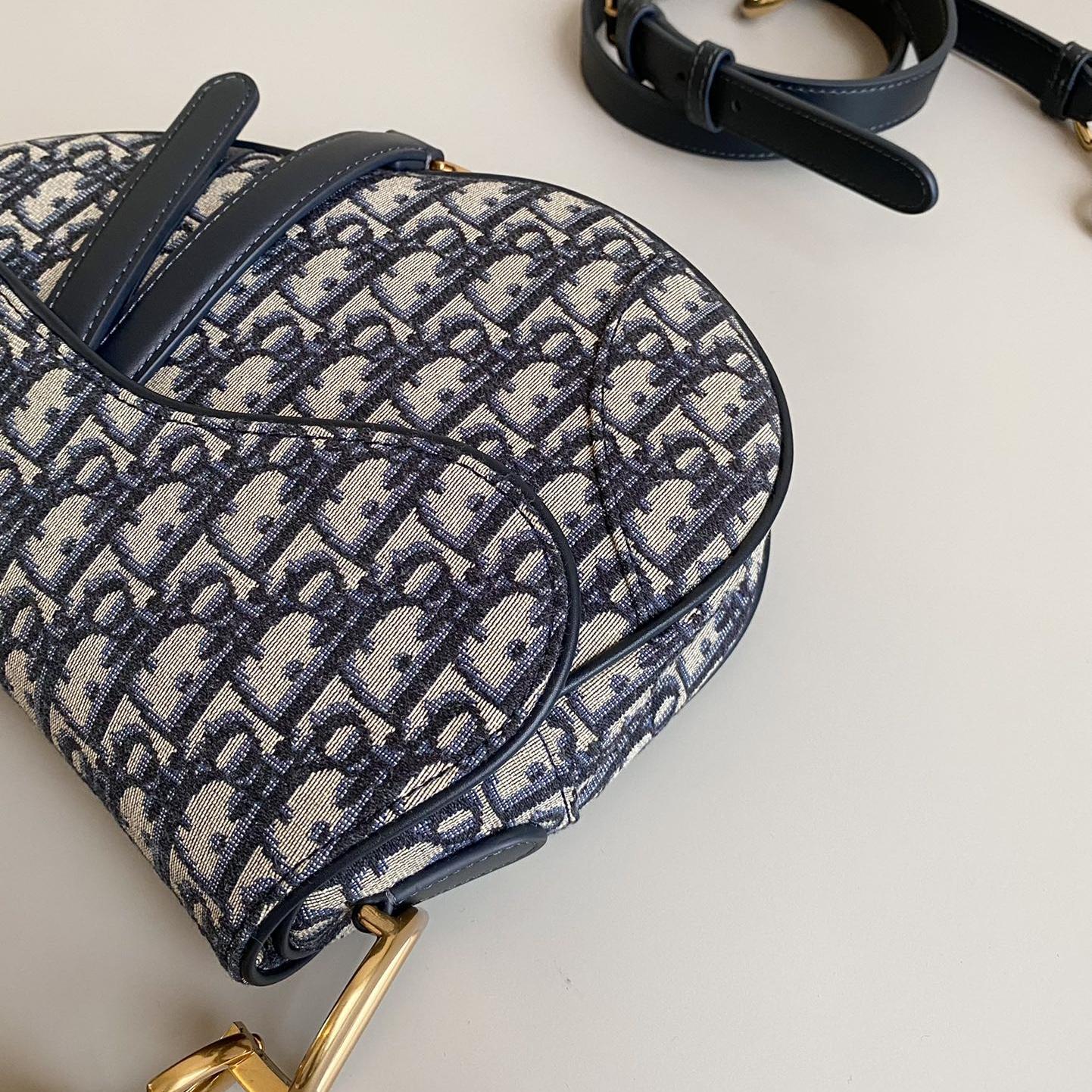 2025 Bag Classic Saddle Bag W240