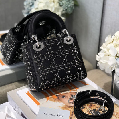 2025 Bag Classic Top-handle Bag D31