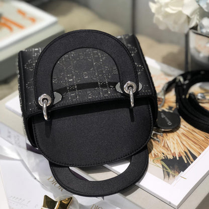 2025 Bag Classic Top-handle Bag D31